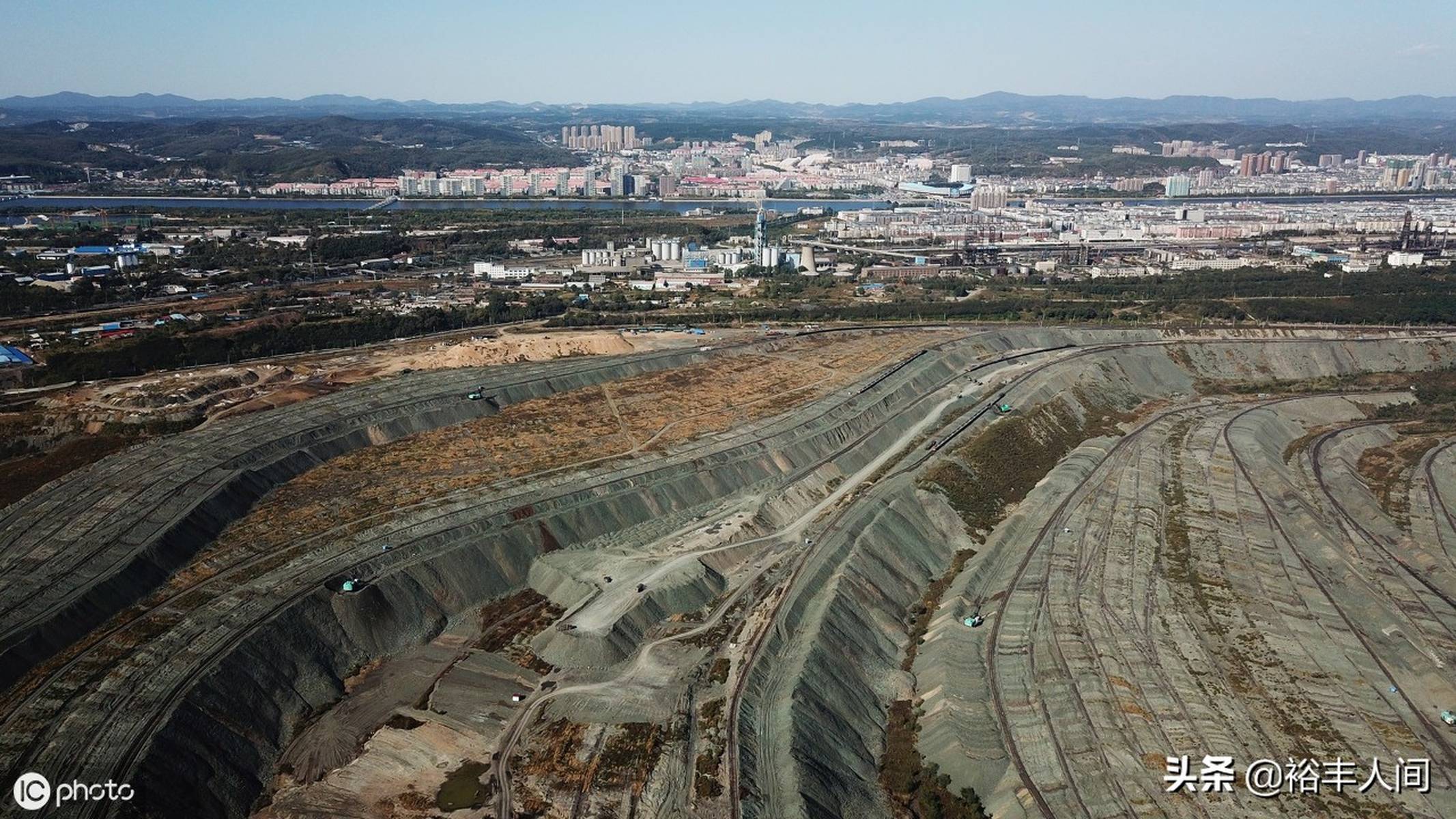 資源枯竭的&ldquo;亞洲最大礦坑&rdquo;,曾是&ldquo;搖錢樹&rdquo;,如今變成深溝險壑